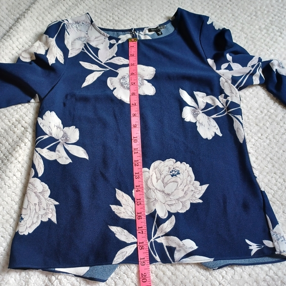 Dynamite navy bell sleeves detailed back silver button blouse top shirt XS rose - Picture 9 of 10